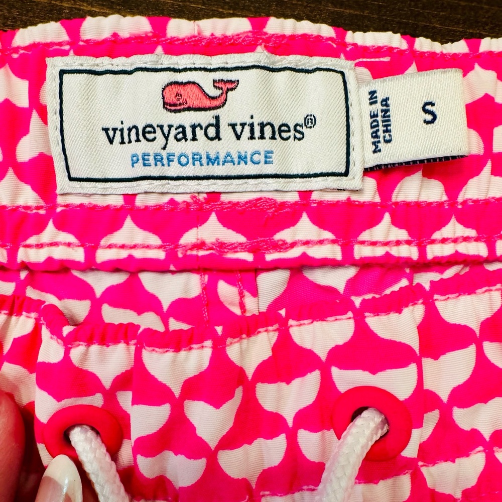 Vineyard Vines Pink Whale‎ Print Performance Shorts - Picture 2 of 4